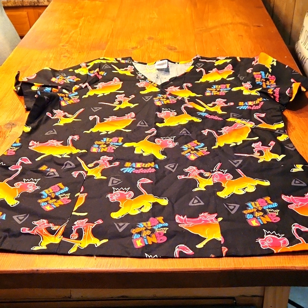Disney Lion King scrub top size L EUC